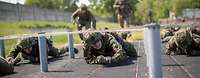 Soldaten durchgleiten ein Hindernis