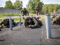 Soldaten durchgleiten ein Hindernis