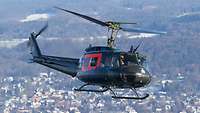 Ein Hubschrauber vom Typ Bell UH-1D im Flug