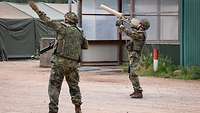 Solaten bei der Drohnenabwehr Ein Soldat hat ein Drohnenabwehrgerät auf der Schulter und ein Soldat zeigt mit der Hand gen Himmel.