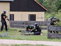 Zugriff Polizisten nehmen eine Person fest.