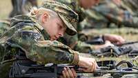 Soldaten bei der Waffenausbildung