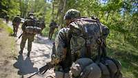 Soldaten marschieren mit ihrer Ausrüstung