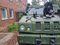 Fahrzeug mit Lautsprechern Auf der Motorhaube eines grünen Militärfahrzeuges ist ein Lautsprecher montiert.