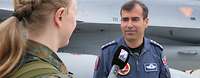 Pilot der Türkischen Streitkräfte im Gespräch 2 Soldaten im Interview vor Kampfflugzeug