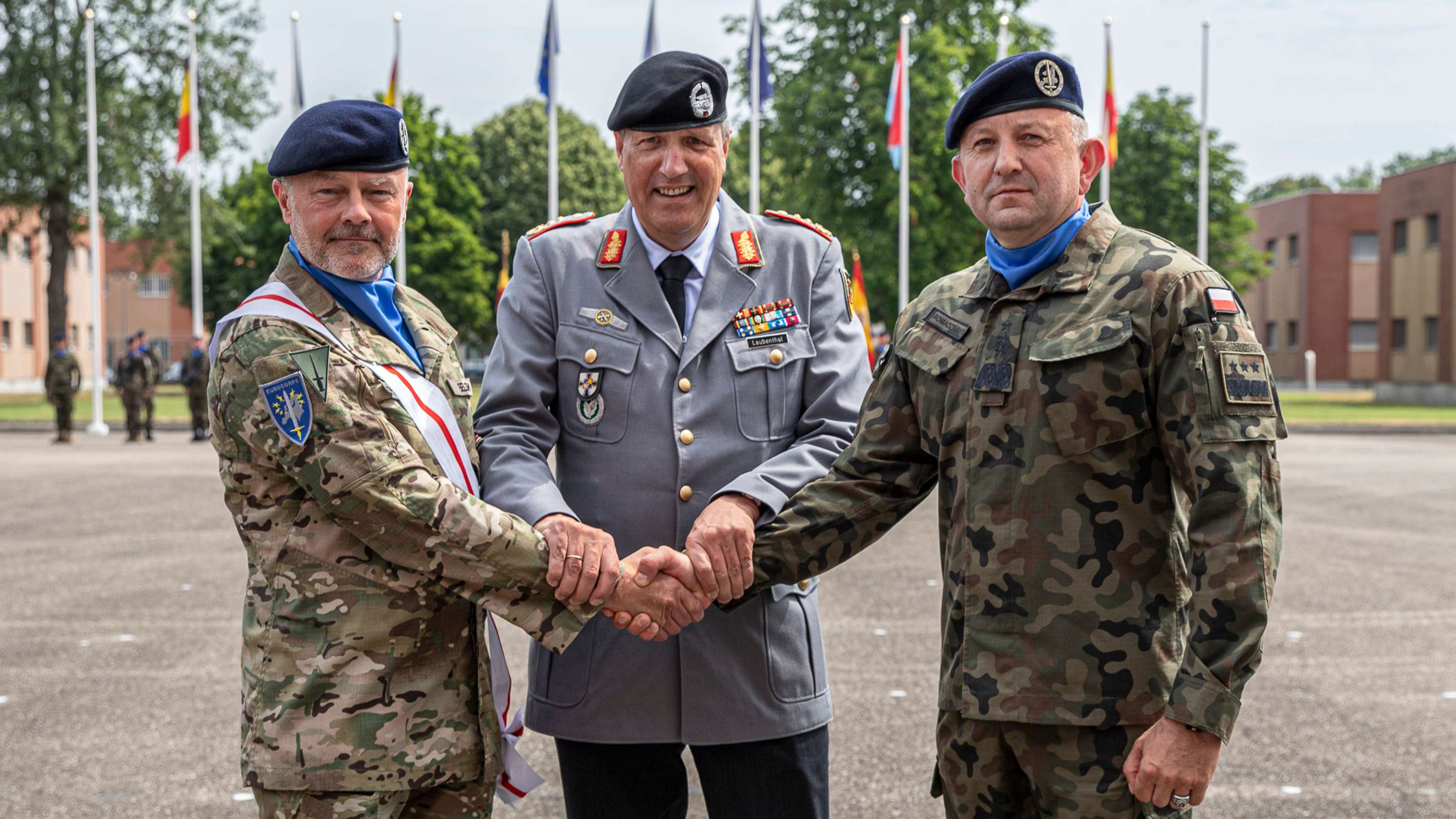 Was Verdient Ein 2 Sterne General Kommandoübergabe des Eurocorps