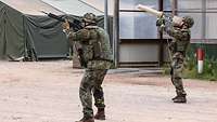 Zwei Soldaten stehen nebeneinander mit Waffe im Anschlag und HP-47 Effektor auf der Schulter.