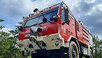 Ein vierachsiger Feuerwehr-Lkw im Gelände