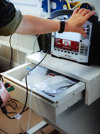 Eine Soldatin bereitet den Defibrillator für den Einsatz vor.