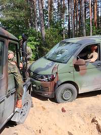 Zwei Autos nach einem Verkehrsunfall, in jedem sitzen Verletzte.