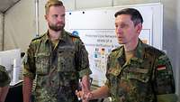 Zwei Soldaten in einer Gesprächssituation