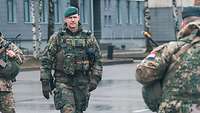 Bei einem Antreten der eFP Battlegroup. Im Vorder- und Hintergrund sind Soldaten zu sehen.
