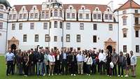 Im Vordergrund alle Militärattachés mit ihren Partnerinnen. Im Hintergrund das Residenzschloss Celle
