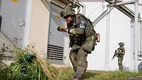 Ein Soldat entdeckt einen Sprengsatz