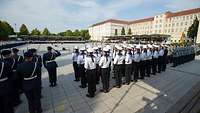 Viele Soldaten stehen in Formation auf dem Paradeplatz