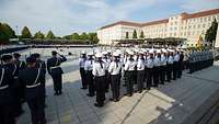 Viele Soldaten stehen in Formation auf dem Paradeplatz