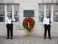 Gedenken an den Deutschen Widerstand im Hof des Bendlerblocks Zwei Soldaten stehen neben einer Gedenktafel und einem Blumenkranz, angebracht an einer Gebäudewand