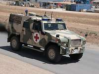 Verletzten Transport Ein Bundeswehrfahrzeug auf der Verbindungsstraße zwischen dem deutschen und dem amerikanischen Camp.