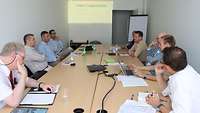Gruppe Menschen sitzt im Workshop.