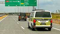 Feldjägerfahrzeuge auf der Autobahn in Litauen