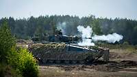 Puma im scharfen Schuss Ein Schützenpanzer Puma gibt einen Schuss ab, eine Rauchwolke entsteht an der Kanone.