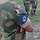 Ein Norwegischer Soldat auf einer Wiese 