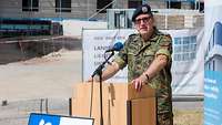 Oberst Dr Ferdi Akaltin ZOpKomBw Mayen Männliche Person in Uniform an einem Rednerpult im Freien