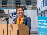 Direktorin BAIUDBw Nancy Sprock-Mahlo Mayen Weibliche Person hinter Rednerpult im Freien