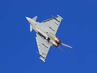 Eurofighter mit Nachbrenner Auf dem Foto ist ein Kampfjet von unten in der Luft zu sehen. Der Nachbrenner ist eingeschaltet.