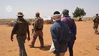 Deutsche Soldaten zu Fuß auf Patrouille in Mali