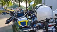 Motorräder vor dem Start der Wallfahrt
