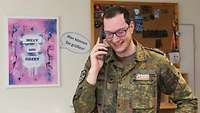 Soldat am Telefon im Büro