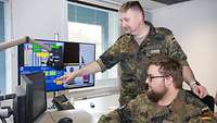 Soldat weist weiteren Soldaten in ein Rundfunkstudio ein