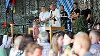 Militärpfarrer Frank Schneider und Pfarrhelferin Alexandra Kuffer beim Gottesdienst