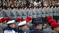 Soldatinnen und Soldaten sind vor Publikum zum Gelöbnis auf dem Paradeplatz angetreten