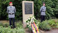 Henning von Tresckow Stele in Magdeburg mit Ehrenwache