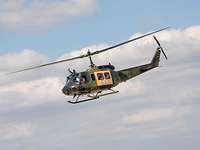 SAR-Hubschrauber des Such- und Rettungsdienstes der Bundeswehr (Search and Rescue, SAR). Ein Hubschrauber vom Typ Bell UH-1D mit der Aufschrift „SAR“ im Flug
