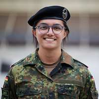 Eine Soldatin im Porträt