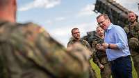Minister Boris Pistorius bei der Truppe in Gubkow Minister Pistorius spricht mit Soldaten