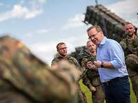 Minister Boris Pistorius bei der Truppe in Gubkow Minister Pistorius spricht mit Soldaten