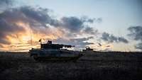Zwei Schützenpanzer Puma im Sonnenuntergang