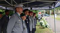Angetretene Soldaten stehen in Formation