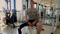 Soldat sitzt in einem Sportraum und erzählt seine Geschichte - ihm fehlt ein Bein.