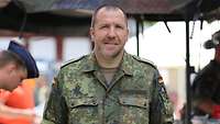 Ein Soldat steht vor einem Verpflegungspunkt 
