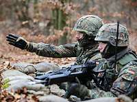 Zwei Soldaten in einer Stellung