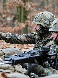 Zwei Soldaten in einer Stellung