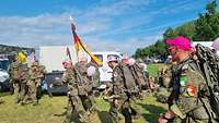 Soldatinnen und Soldaten kommen am Rastplatz an