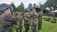 Mehrere Soldaten werden nach erfolgreich absolviertem Marsch ausgezeichnet
