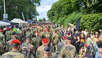 Soldatinnen und Soldaten befinden sich auf der Zielgeraden. Sie haben auf den letzten Metern kein Gepäck mehr bei sich.
