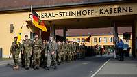 Soldaten maschieren in Formation aus den Toren der General-Steinhoff-Kaserne.